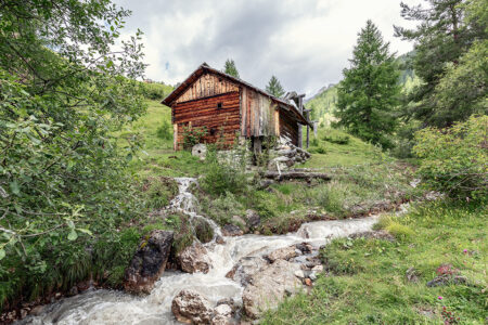 Vandmølle i Val de Morins nær Longiaru. Et godt eksempel på det forladte og sorgfyldte landskab i Dolomitterne. © Artem Bolshakov/Dreamstime/237375172