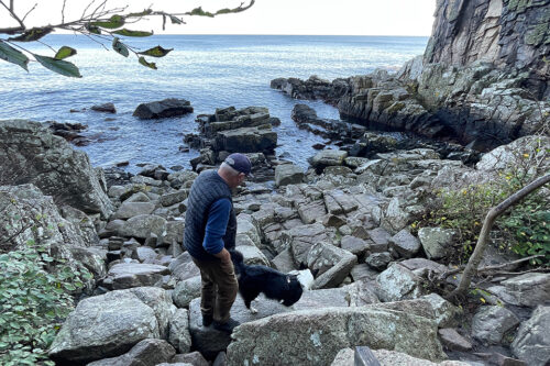 Turist på Bornholm på den nordlige klippekyst © Schousboe